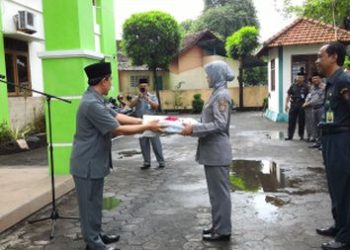 Kankemenag Berikan Reward Kepada PNS Berkinerja Baik