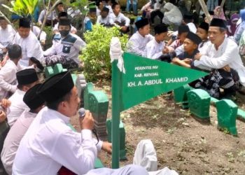 MIN 1 Kendal Ziarah Makam Tokoh Karismatik