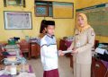 Latih Berdakwah, Santri Darul Amanah Bagikan Brosur