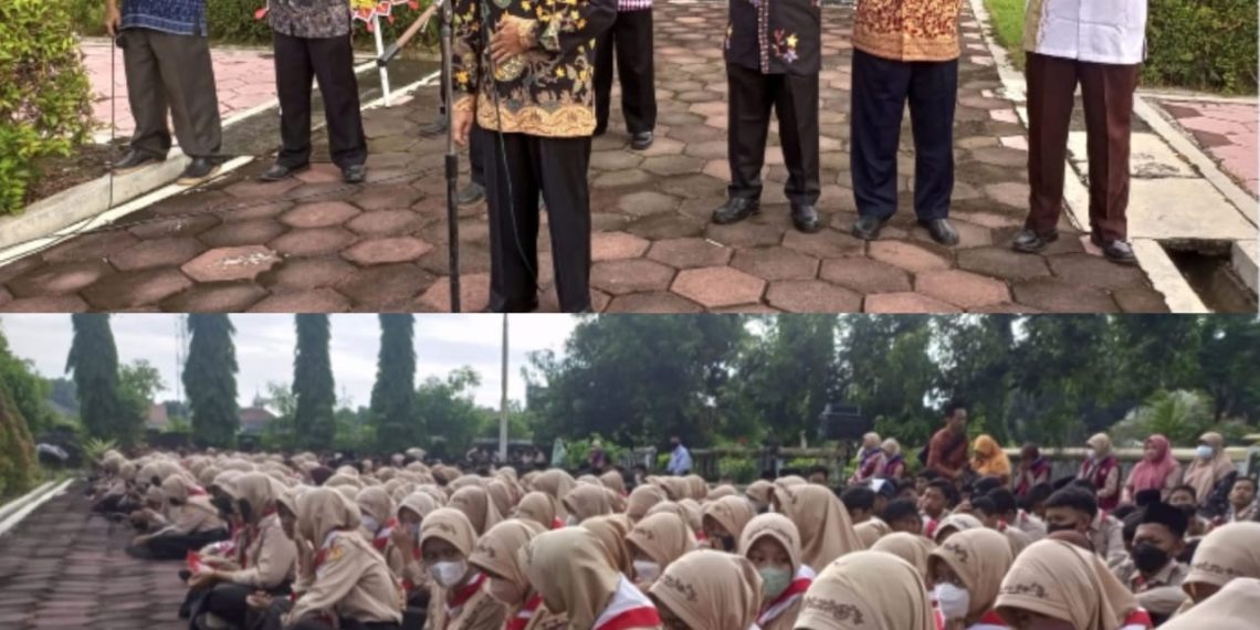 Peringati Hari Pahlawan MTs N 2 Kendal Tabur Bunga