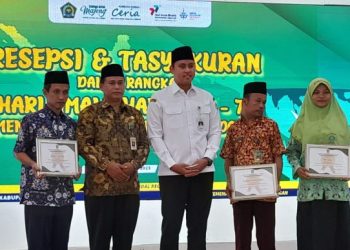 Bupati Berikan Penghargaan Atas Prestasi Kemenag