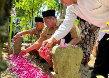 KaKan Kemenag Ikut Ziarah ke Makam Tumenggung Bahurekso