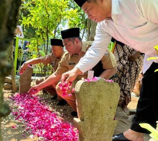KaKan Kemenag Ikut Ziarah ke Makam Tumenggung Bahurekso