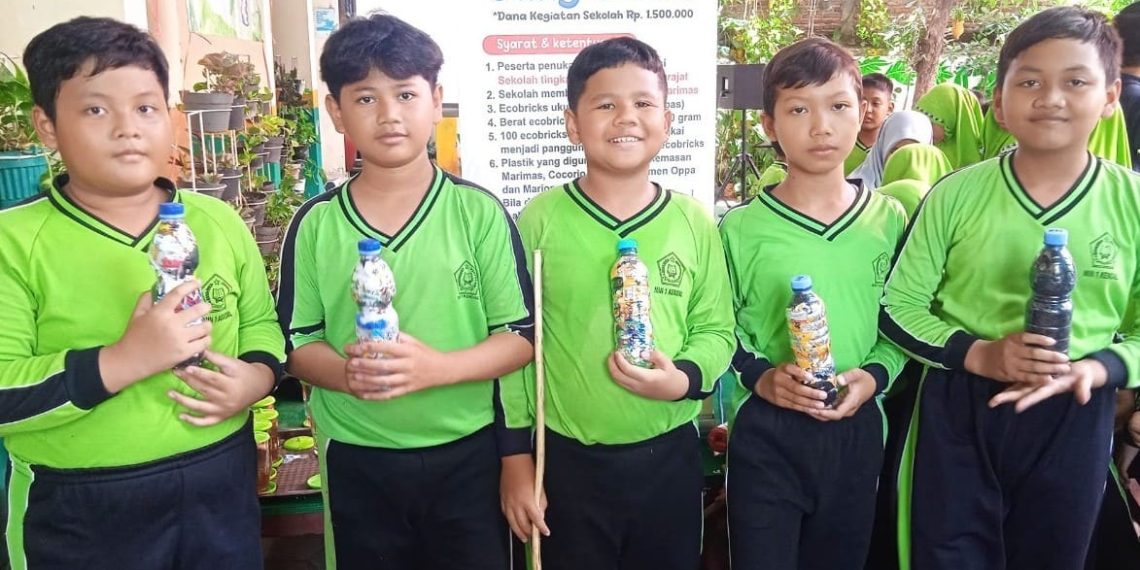 MEGS Latih Siswa MIN 1 Kendal Membuat Ecobrik