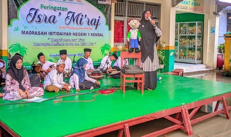 Peringatan Isra’ Mi’raj MIN 1 Kendal Bersama Kak Ros dan Abon