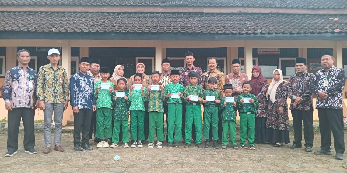 Kankemenag Kendal Salurkan Bantuan kepada Siswa MI NU 64 Tamanrejo yang Terdampak Bencana Tanah Longsor
