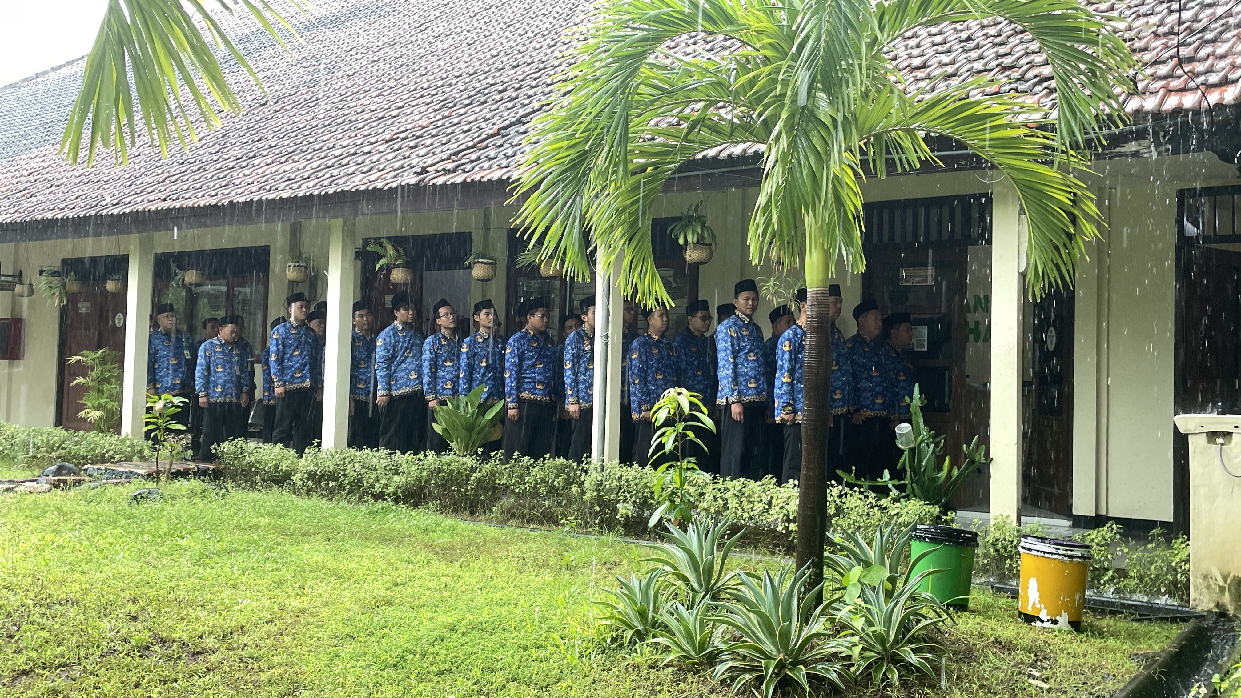 Hujan Tak Padamkan Semangat ASN Kemenag Kendal di Hari Sumpah Pemuda 2025