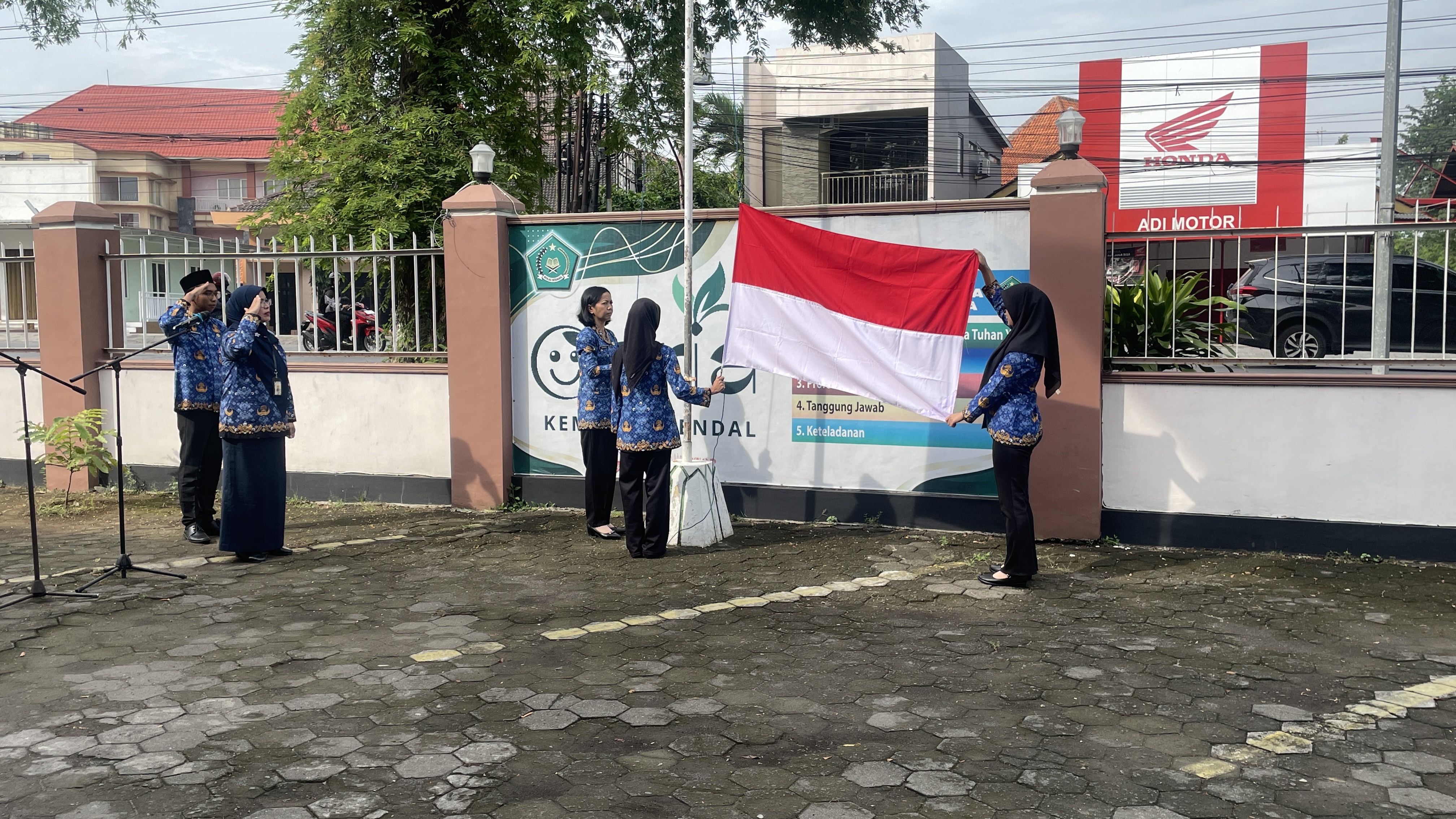 Semangat Baru Pahlawan Masa Kini: ASN Kankemenag Kendal Kibarkan Tekad Lewat Upacara 10 November