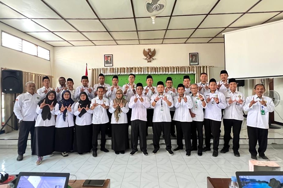 Kemenag Kendal Terima Pendampingan Tim Pemutakhiran Data Wakaf Lama SIWAK dari Kanwil Kemenag Jateng