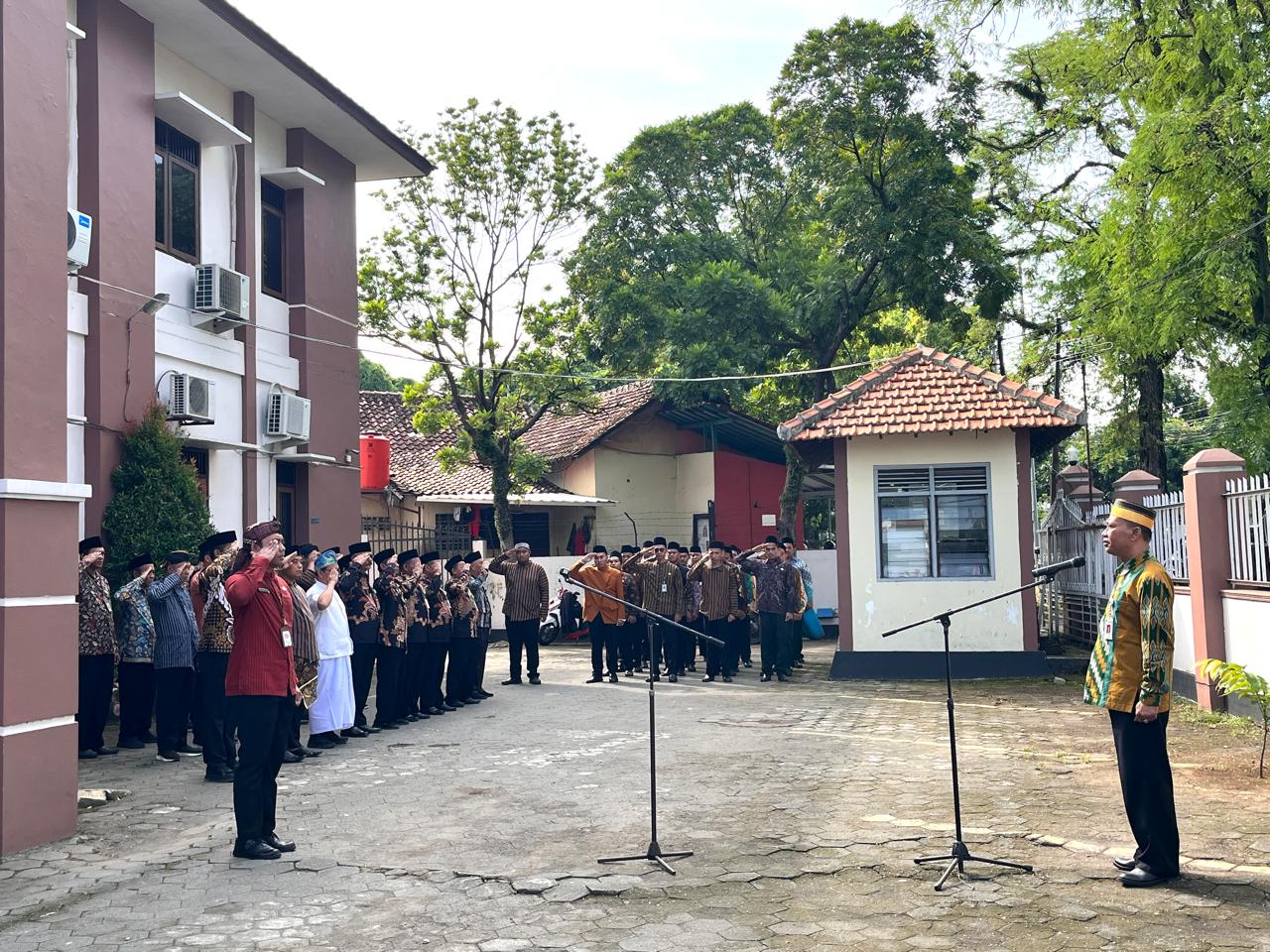 Dengan Tema “Merawat Semesta dengan Cinta”, Upacara HGN 2025 di Kemenag Kendal Berlangsung Khidmat