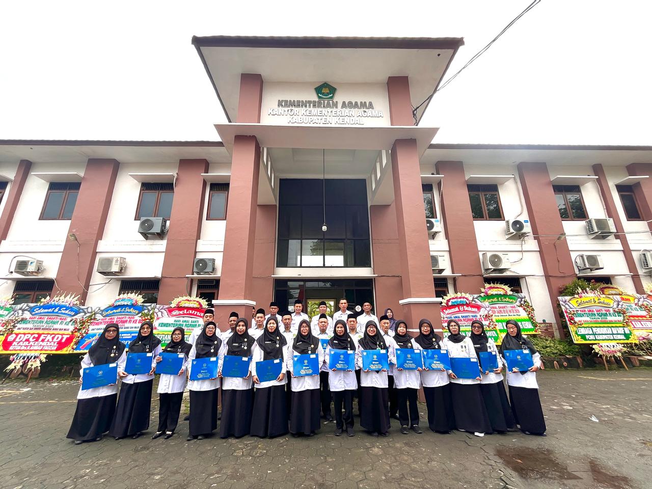 Apel Pagi Penuh Apresiasi, 23 ASN Kemenag Kendal Terima Satyalancana Karya Satya