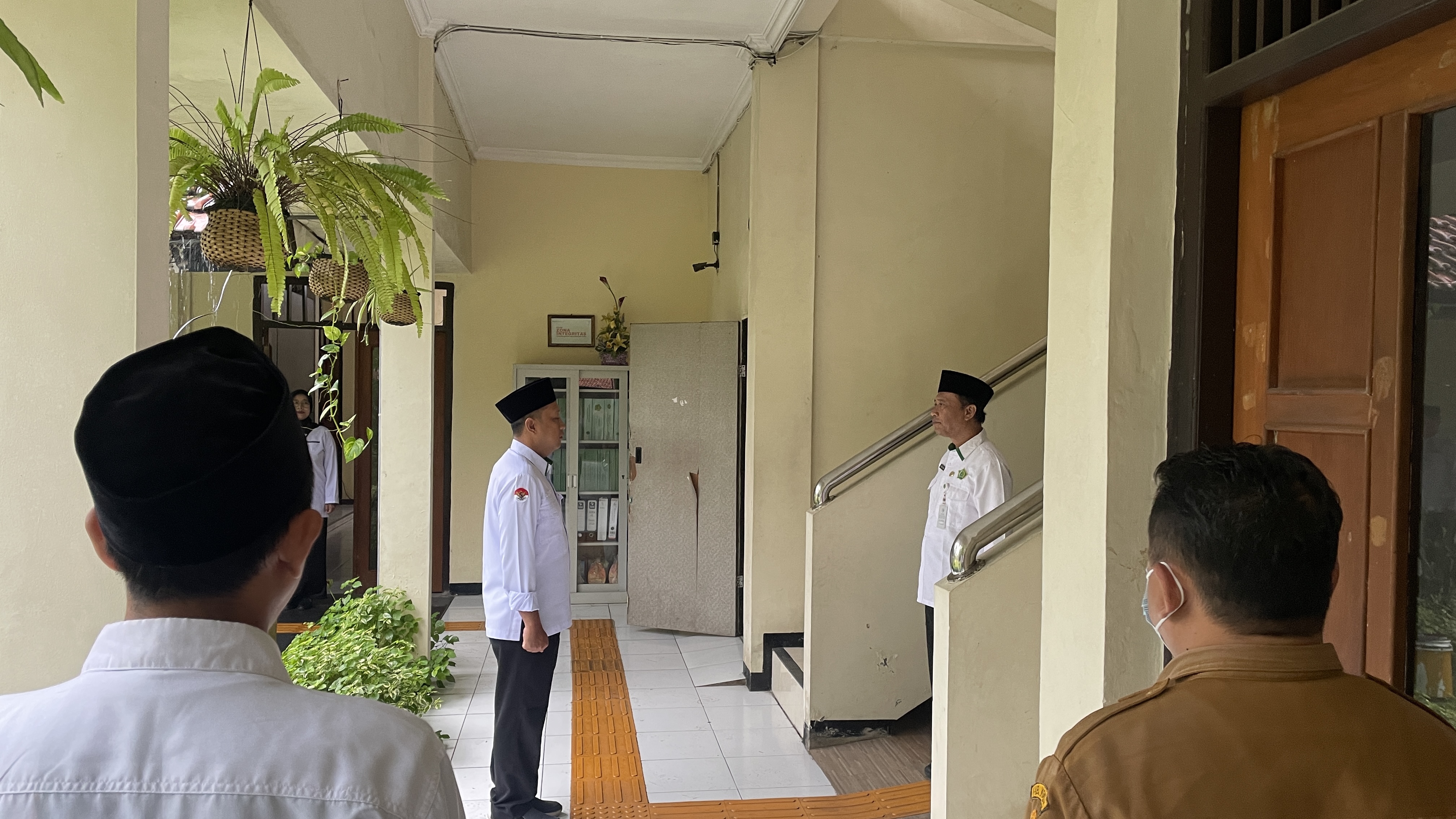 Hujan Tak Surutkan Semangat, Kakankemenag Kendal Serahkan Sertifikat Pendidik di Apel Senin Pagi