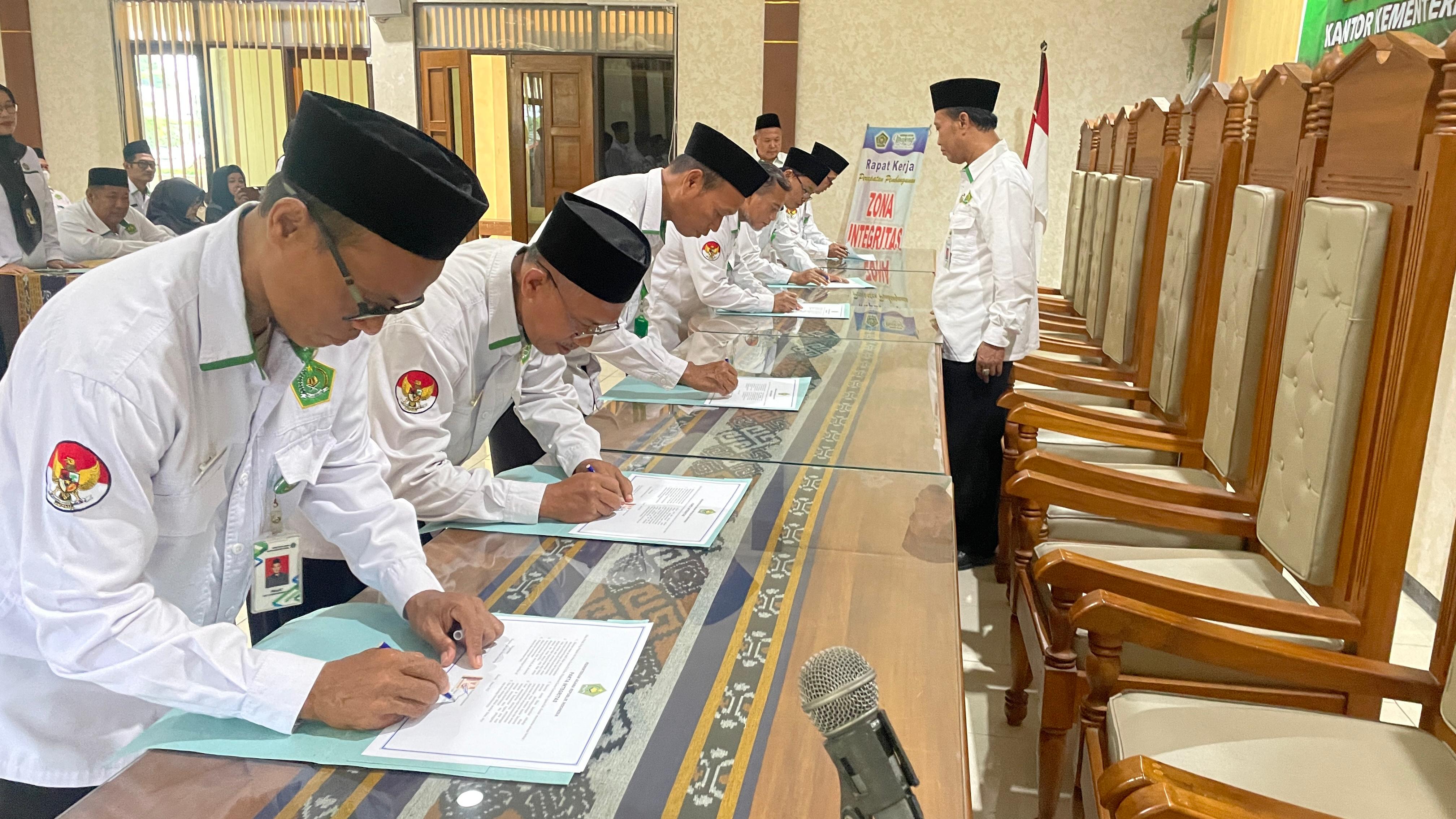 Pertegas Distribusi Tanggung Jawab, Pejabat Kemenag Kendal Teken Perjanjian Kinerja 2026