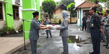 Kankemenag Berikan Reward Kepada PNS Berkinerja Baik