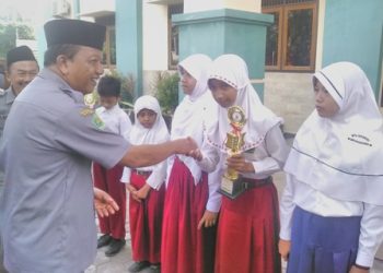 Para Juara AKSIOMA Menerima Piala