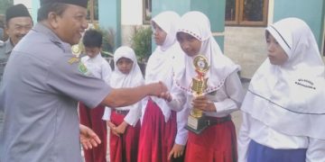 Para Juara AKSIOMA Menerima Piala