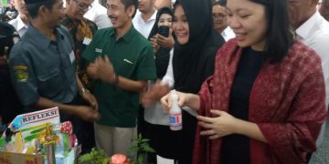 Simulasi Gunung Meletus Siswa MI Tarik Perhatian Pengunjung