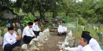 Peringatan HAB, Kakankemenag Pimpin Ziarah Ke Makam Sesepuh