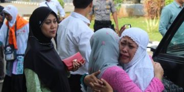 Tangis Haru Sambut Kepulangan Kloter 72
