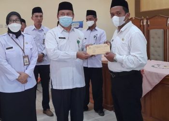 Kemenag Kendal Serahkan SK Redistribusi PPPK