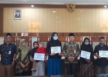 Dukung Usaha Kecil, Kemenag Serahkan Bantuan Gerobak