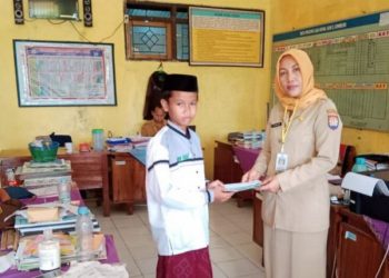 Latih Berdakwah, Santri Darul Amanah Bagikan Brosur