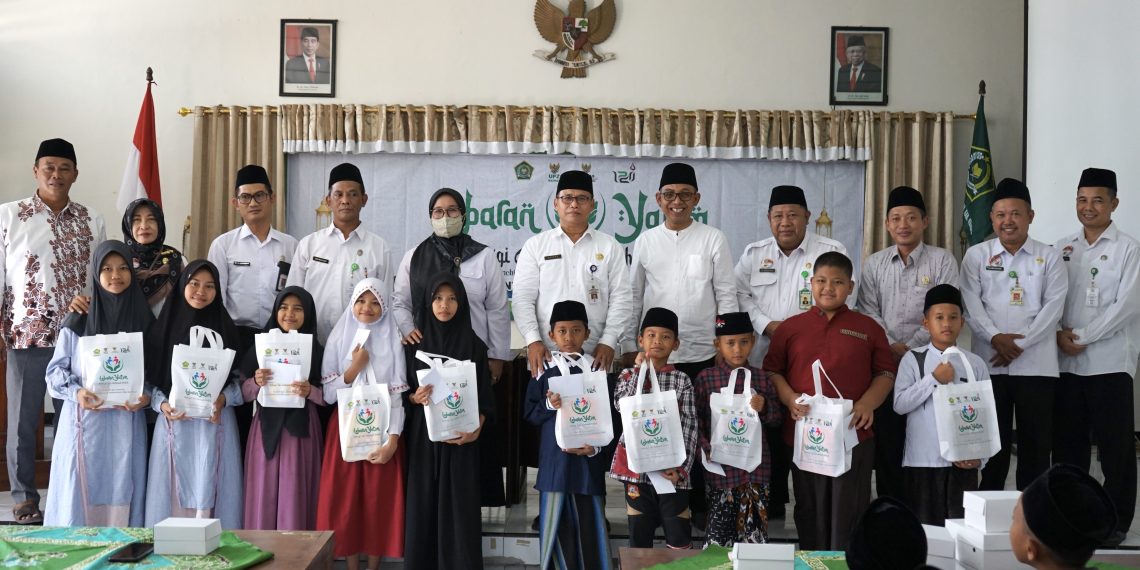 Kankemenag Kendal Bersama BAZNAS dan IPARI Laksanakan Lebaran Yatim 