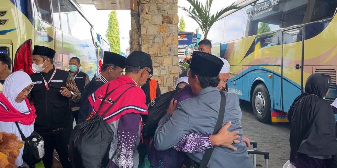 Kembali dengan Penuh Rasa Syukur, Jamaah Haji Kabupaten Kendal Tiba di Tanah Air