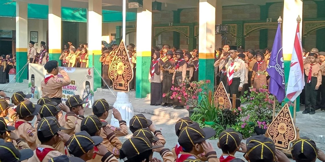 Peringati Hari Pramuka, MIN 1 Kendal Gelar Upacara Diikuti Lebih dari 900 Peserta