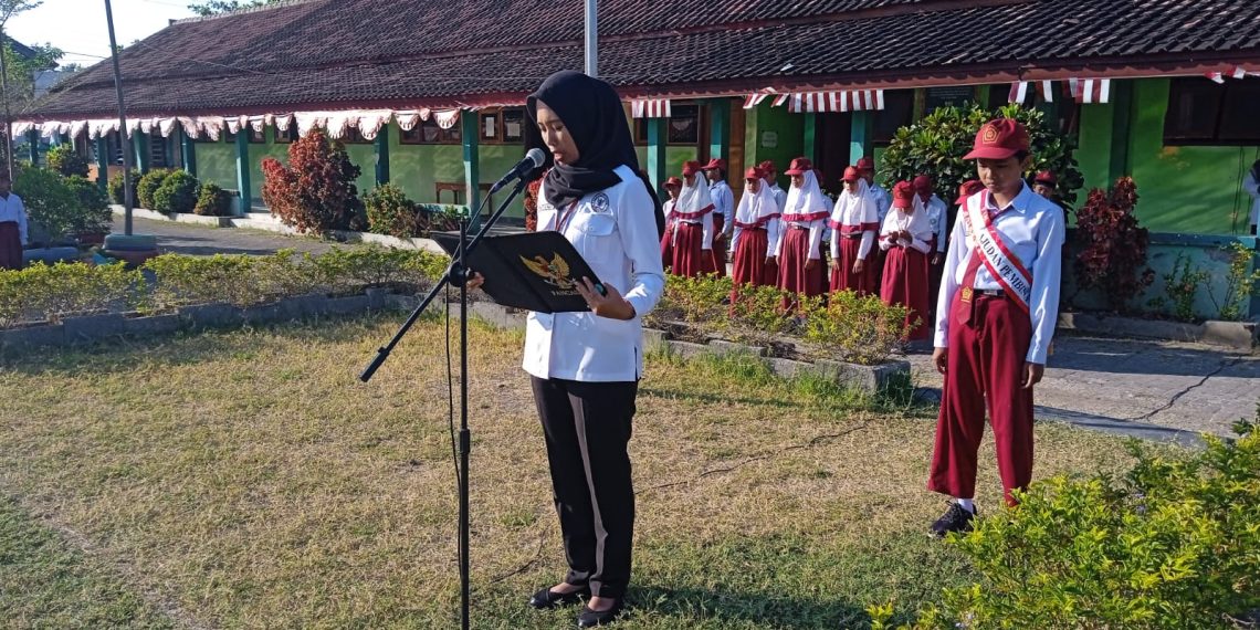 BNN Kendal Hadiri Upacara Bendera di MIN 2 Kendal