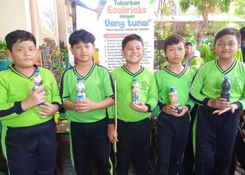 MEGS Latih Siswa MIN 1 Kendal Membuat Ecobrik