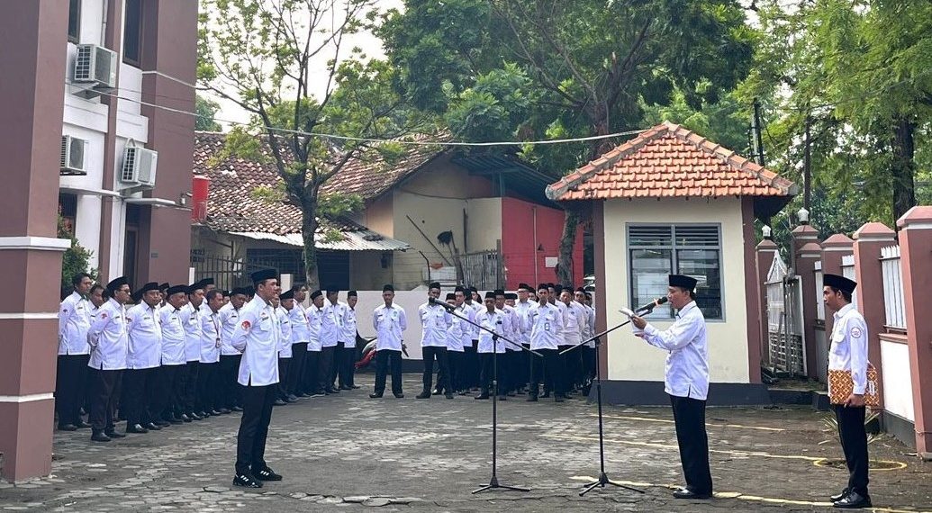 Guru Berdaya, Indonesia Jaya! Kankemenag Kendal Laksanakan Upacara Hari Guru Nasional Tahun 2024