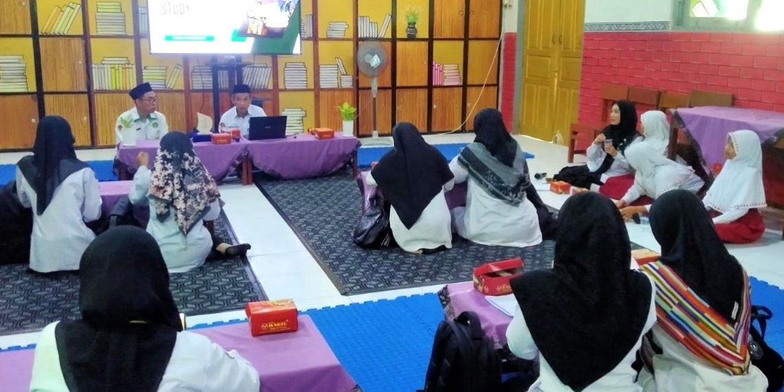 MI Mirfa’ul Ulum Semarang Belajar Adiwiyata ke MIN 1 Kendal