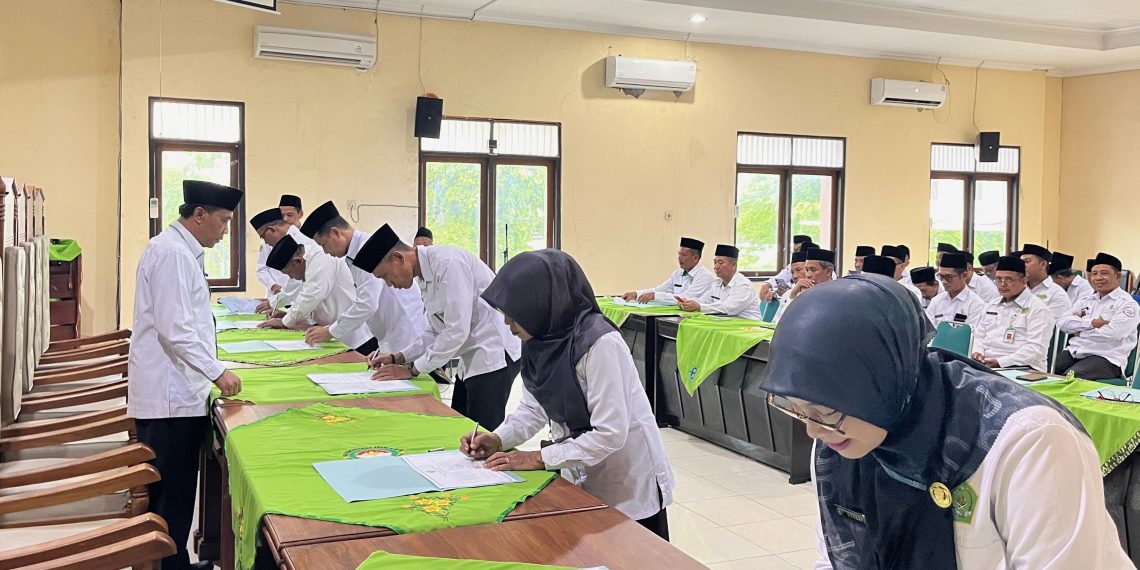 Kankemenag Kendal Gelar Penandatanganan Pakta Integritas, Perjanjian Kinerja, dan SKP tahun 2025