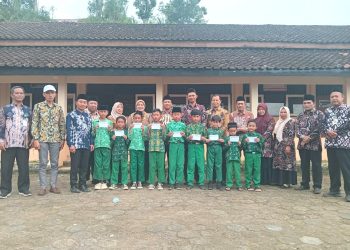 Kankemenag Kendal Salurkan Bantuan kepada Siswa MI NU 64 Tamanrejo yang Terdampak Bencana Tanah Longsor
