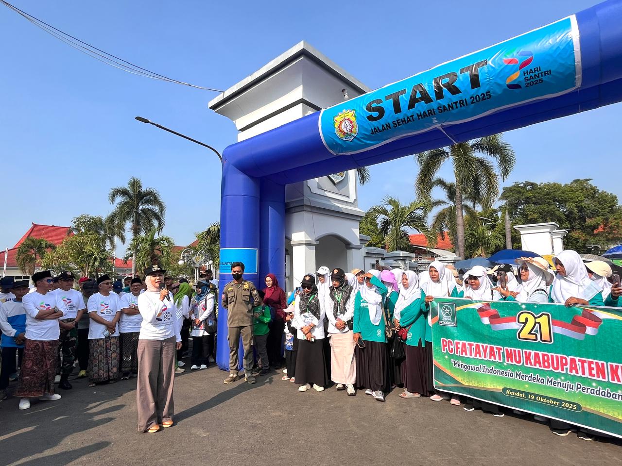 Bupati Kendal Lepas Jalan Sehat Hari Santri Nasional 2025, Ribuan Peserta Ikuti dengan Antusias