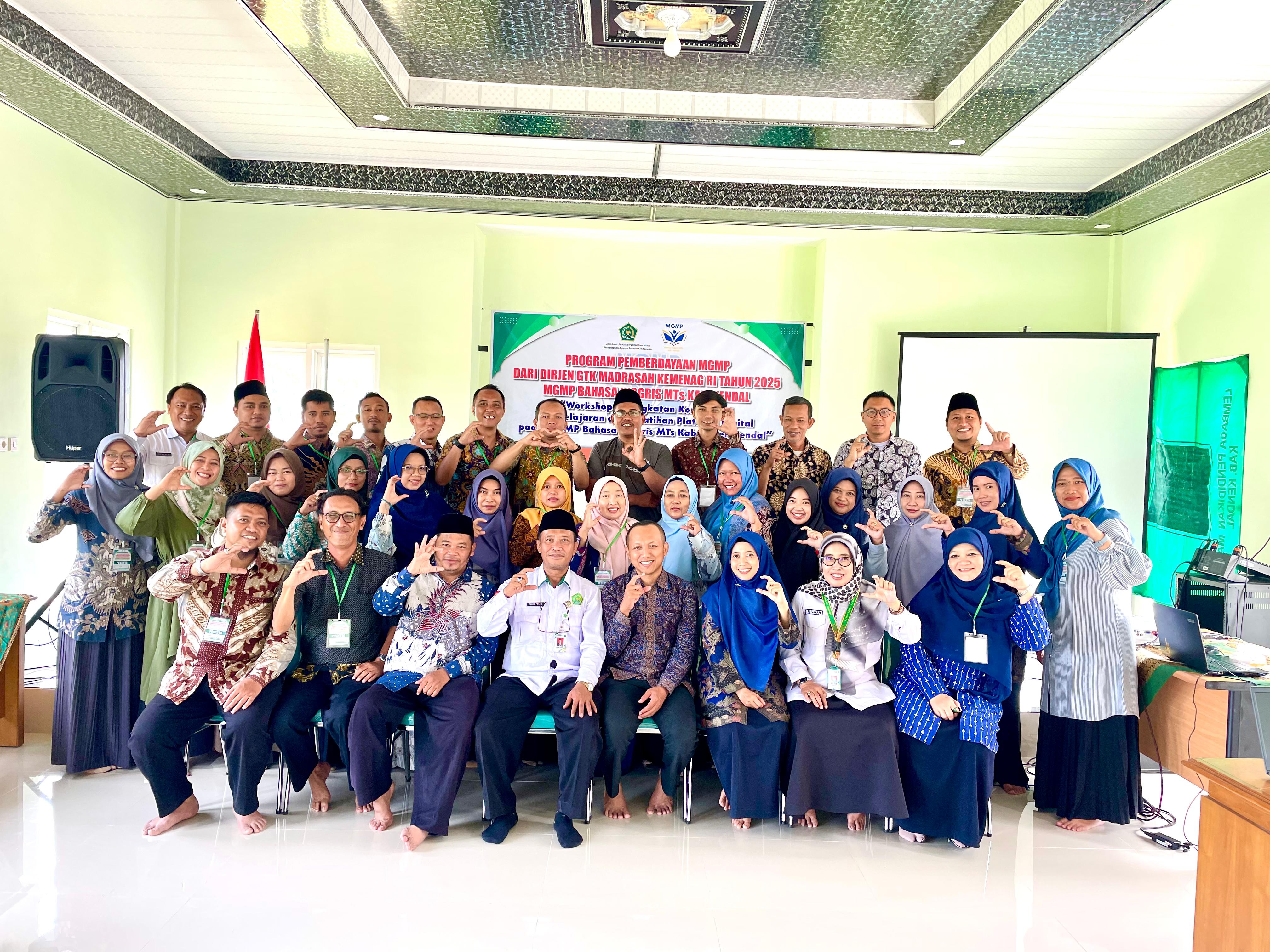 Guru Bahasa Inggris MTs Kendal Adopsi Kurikulum Berbasis Cinta dan Ekoteologi dalam Workshop Kompetensi Digital