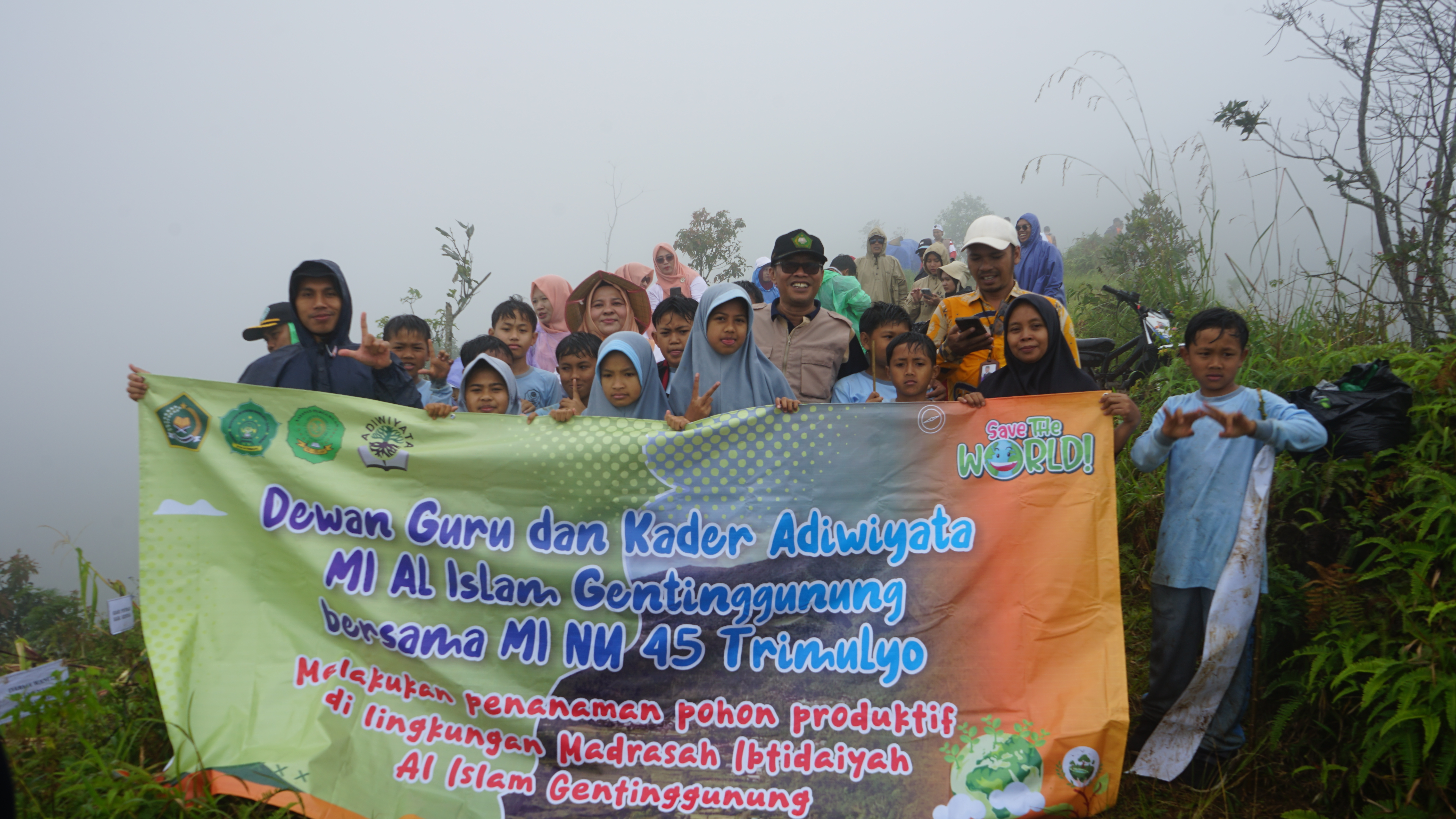 Hijaukan Lereng Gunung Prau, Sinergi Madrasah dan Tim Ekoteologi Kemenag Kendal Tanam Pohon Bersama