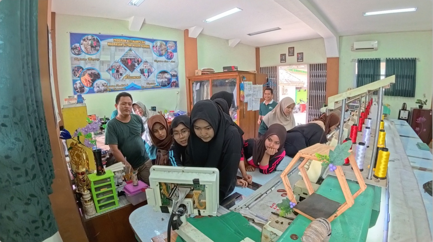 Tingkatkan Kompetensi Vokasi, MAN Kendal Gelar Pelatihan Operator Bordir bagi Guru dan Siswa