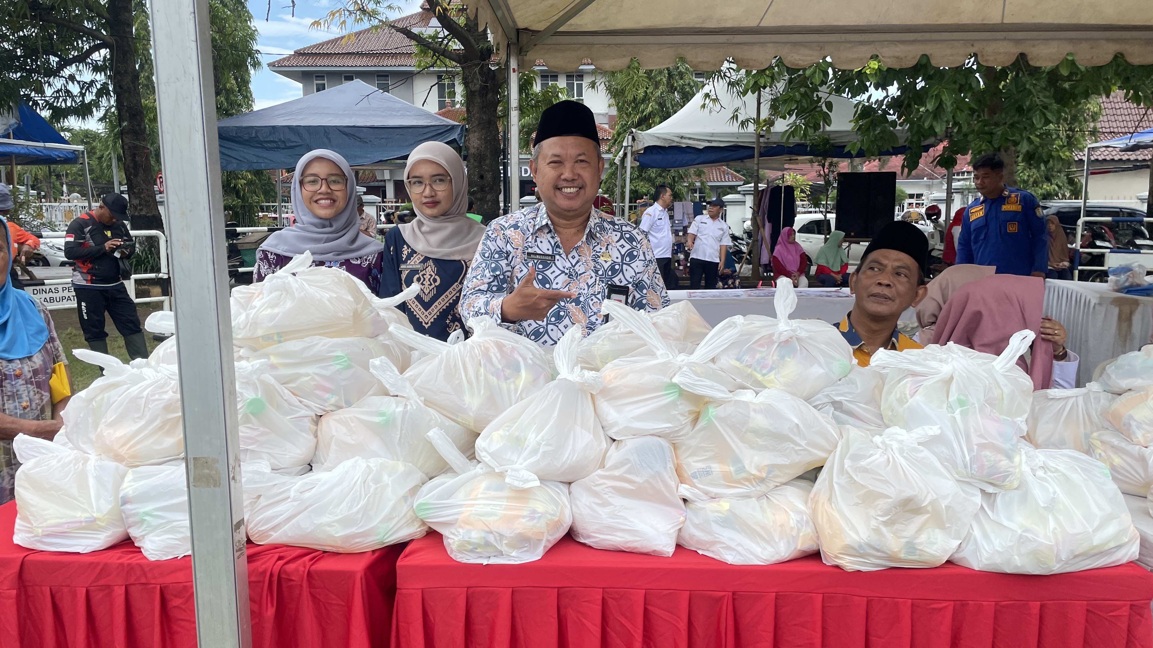 Warga Serbu Paket Sembako Murah Kemenag Kendal di Gelaran Pasar Murah Pemkab