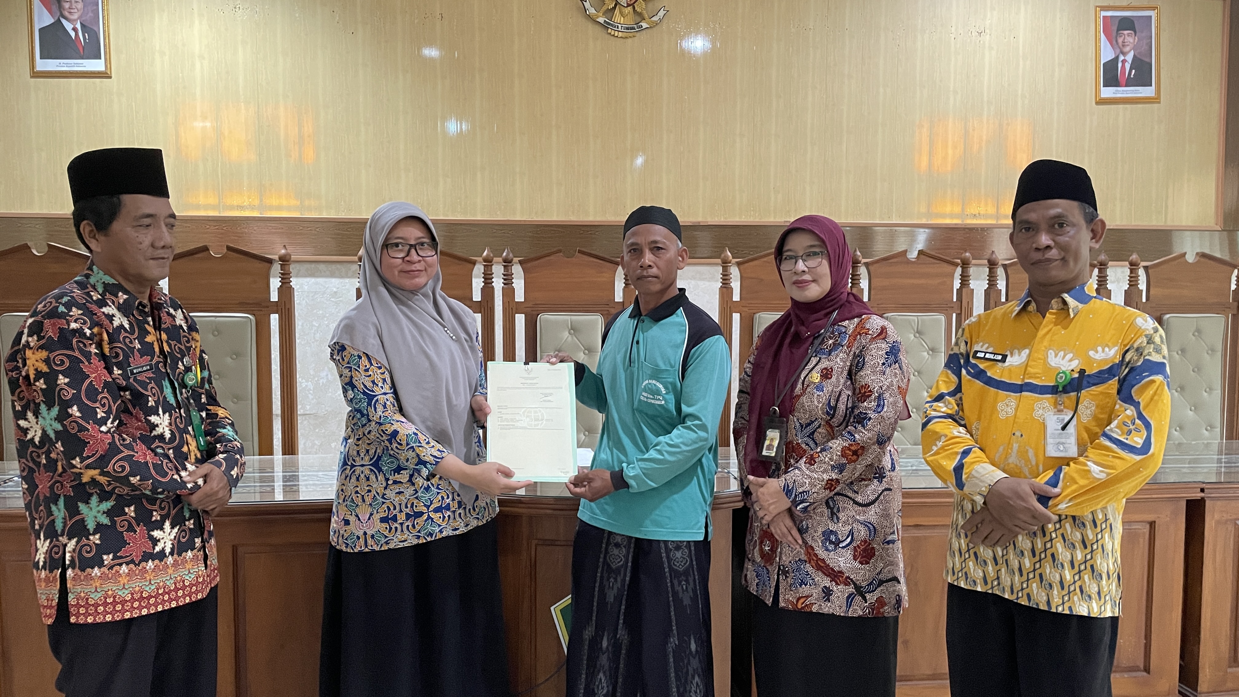 Amankan Aset Umat, Dua Sertifikat Wakaf Terakhir Terdampak Tol di Gemuh dan Ringinarum Diserahkan