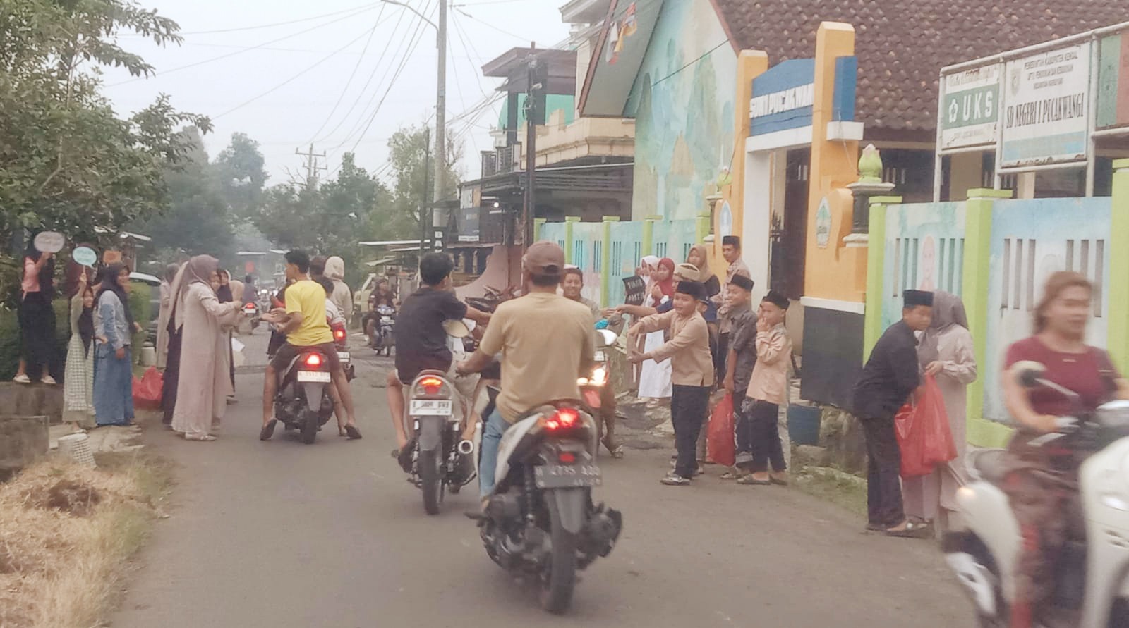 Berbagi Berkah di Bulan Suci, SD N 1 Pucakwangi Gelar Aksi Bagi Takjil Gratis dan Buka Bersama