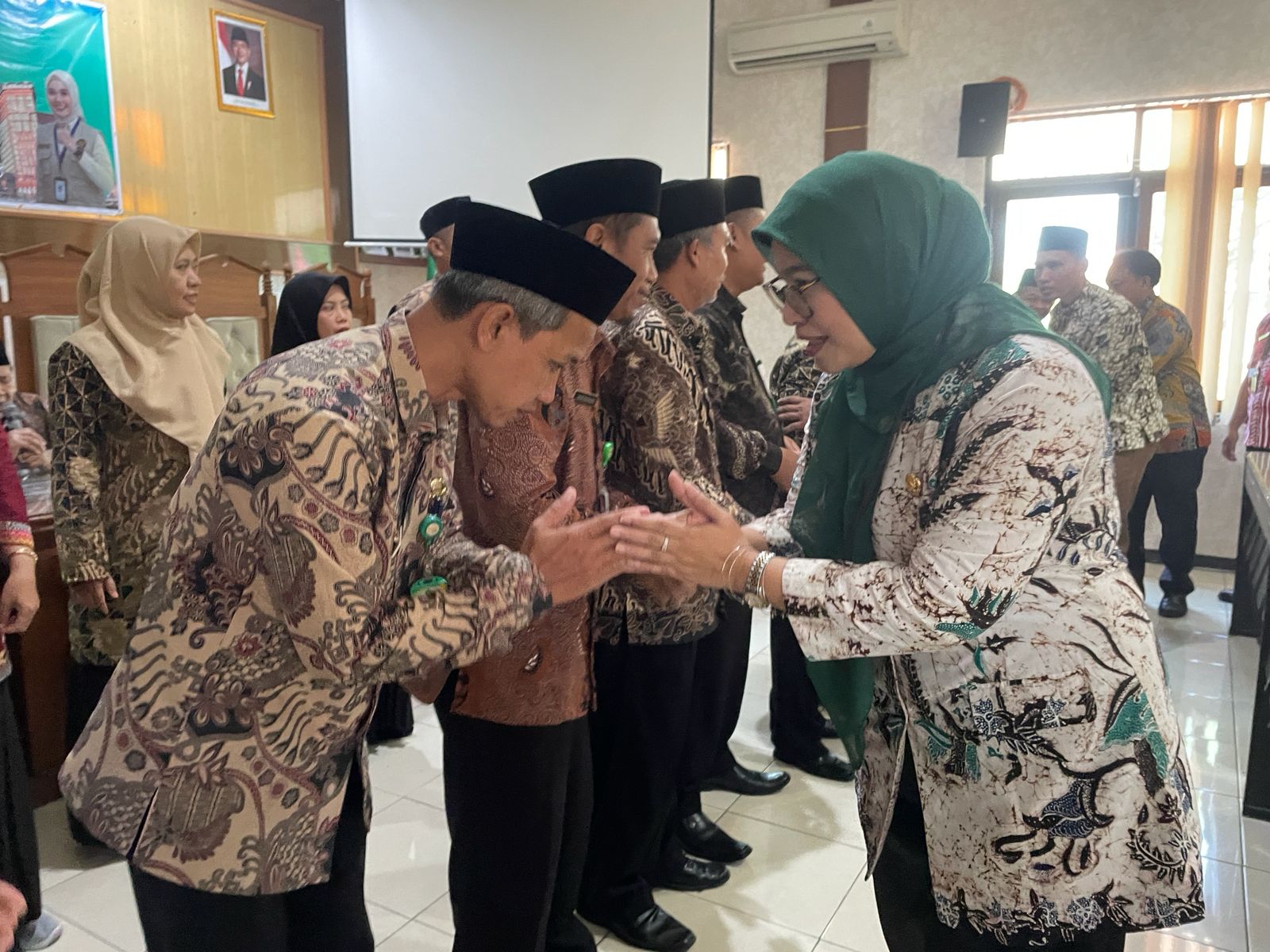 Lepas 4 Petugas dan 20 ASN Calon Jemaah Haji, Plt Kepala Kemenag Kendal Tekankan Semangat Melayani