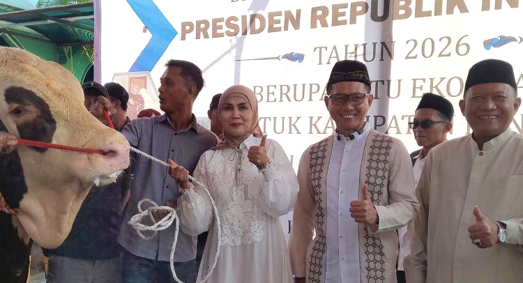 Kepedulian Sosial Idul Adha, Kepala Kemenag Dampingi Bupati Kendal Serahkan Sapi Kurban Presiden