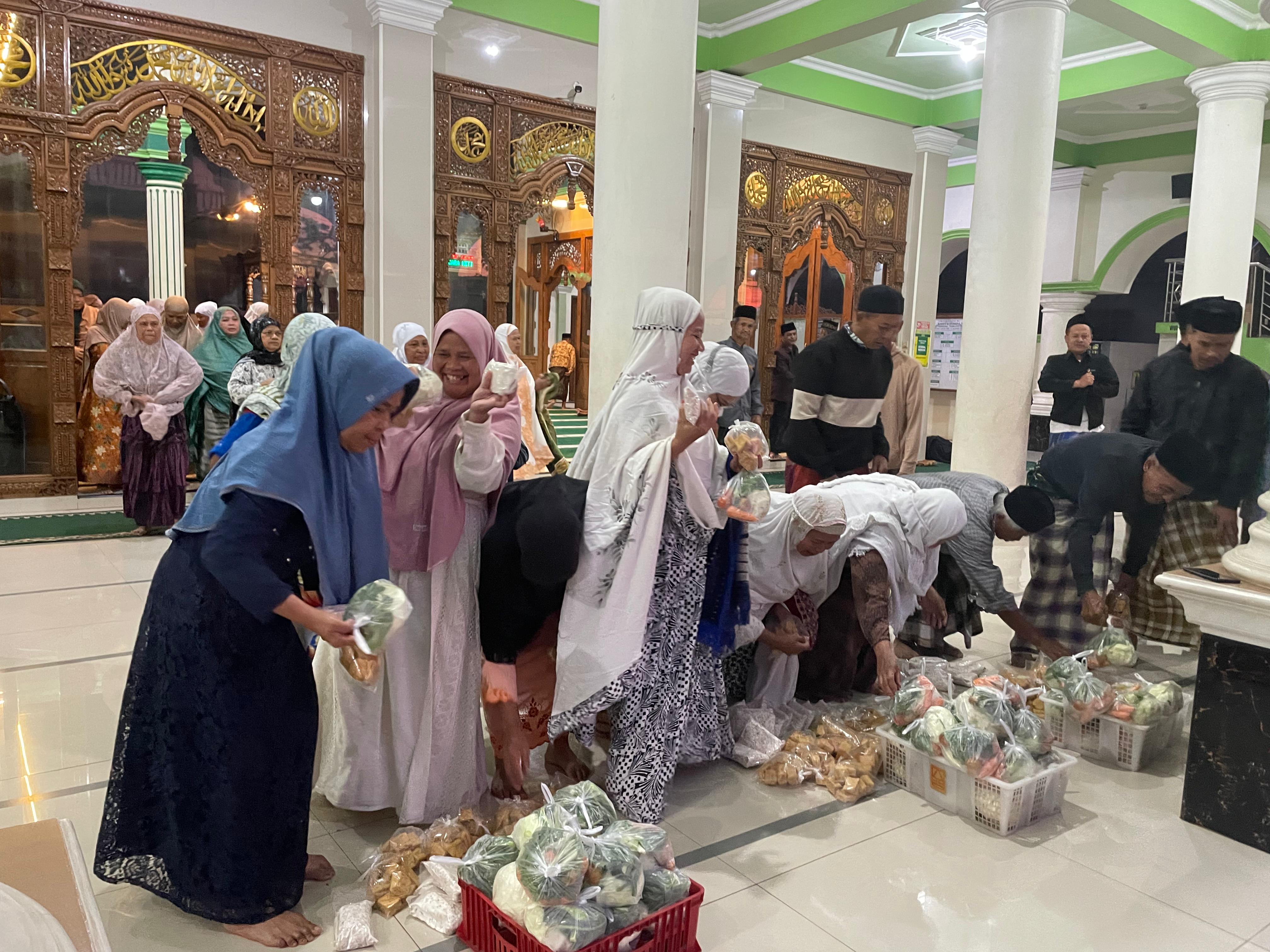 Masjid Baiturrohim Kiringan Manjakan Jamaah dengan Sayur Subuh dan Jamuan Makan Jumat